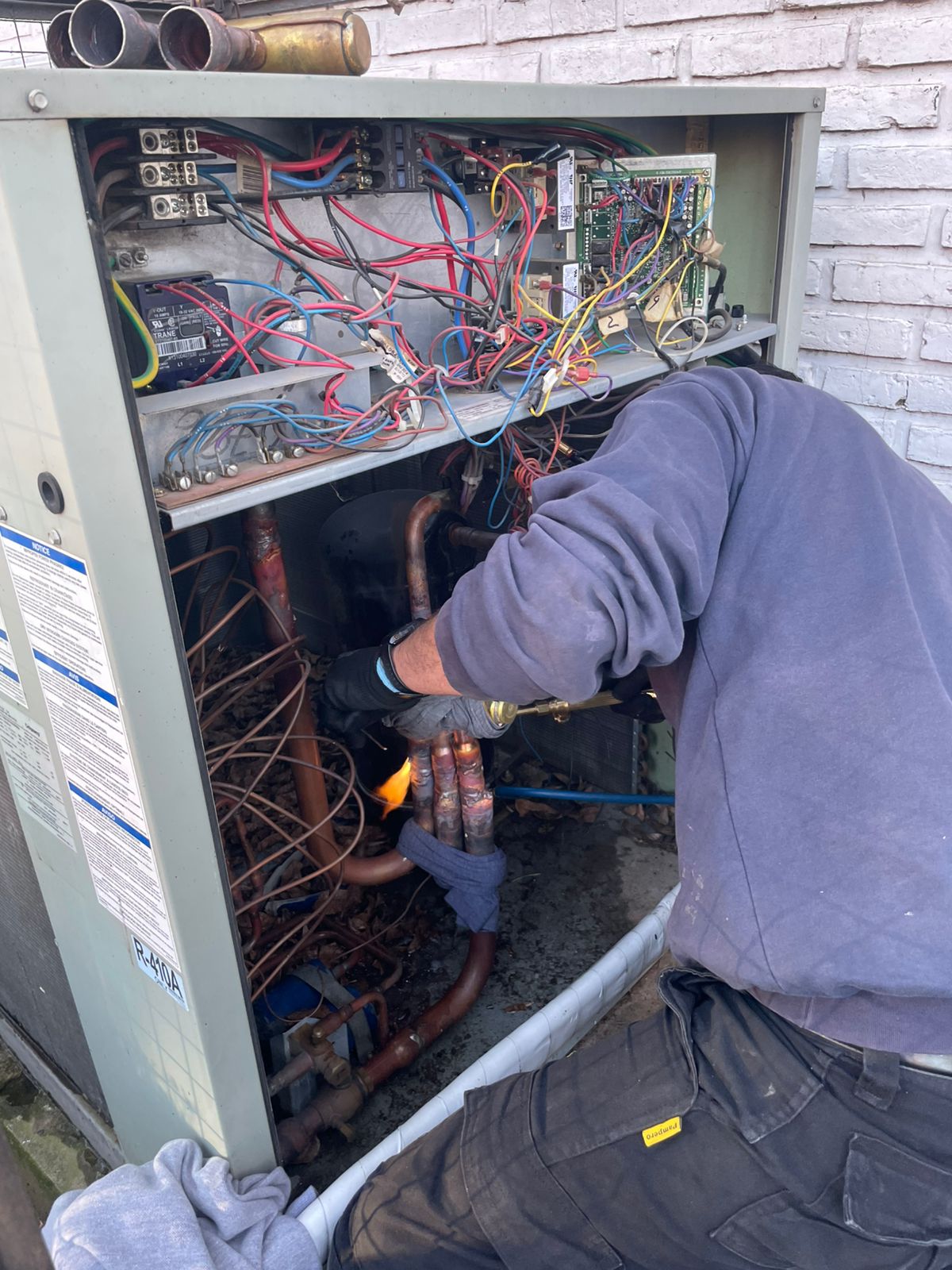 Técnico trabajando en un equipo de climatización