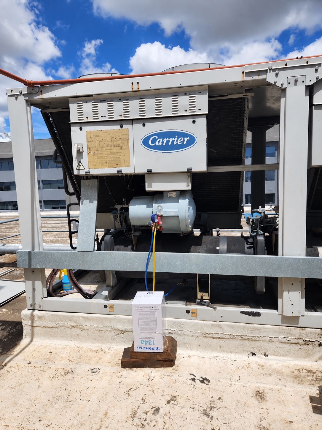 Servicio técnico sobre chiller Carrier