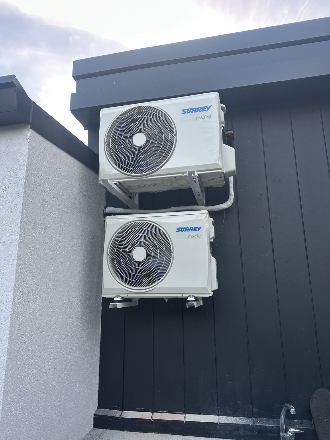 Unidades exteriores Surrey instaladas en pared