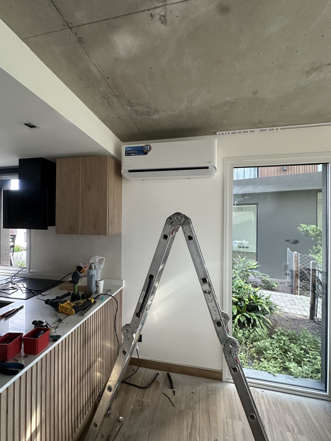 Equipo split Midea instalado en un ambiente