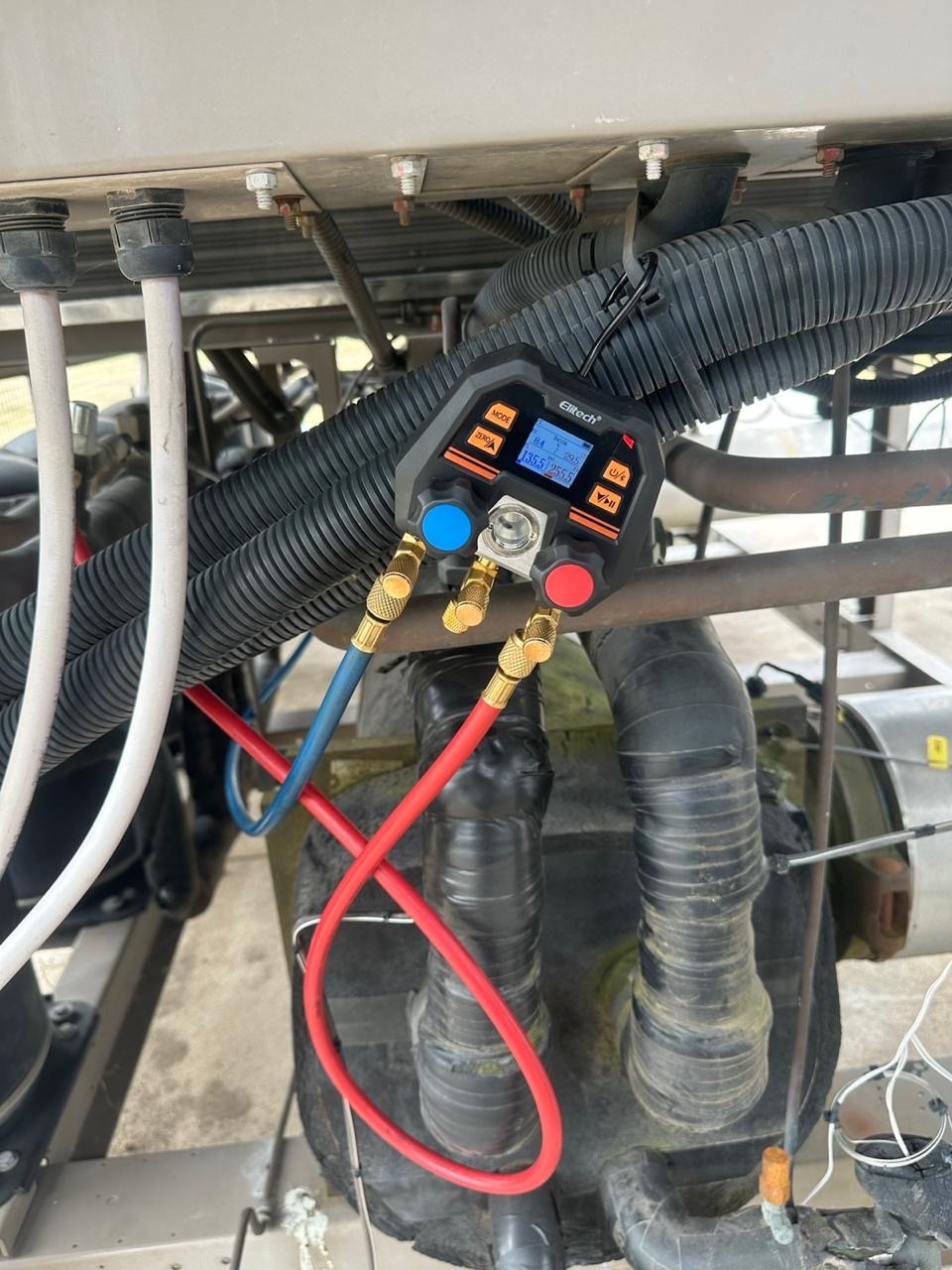 Diagnóstico frigorífico con manifold digital conectado al equipo