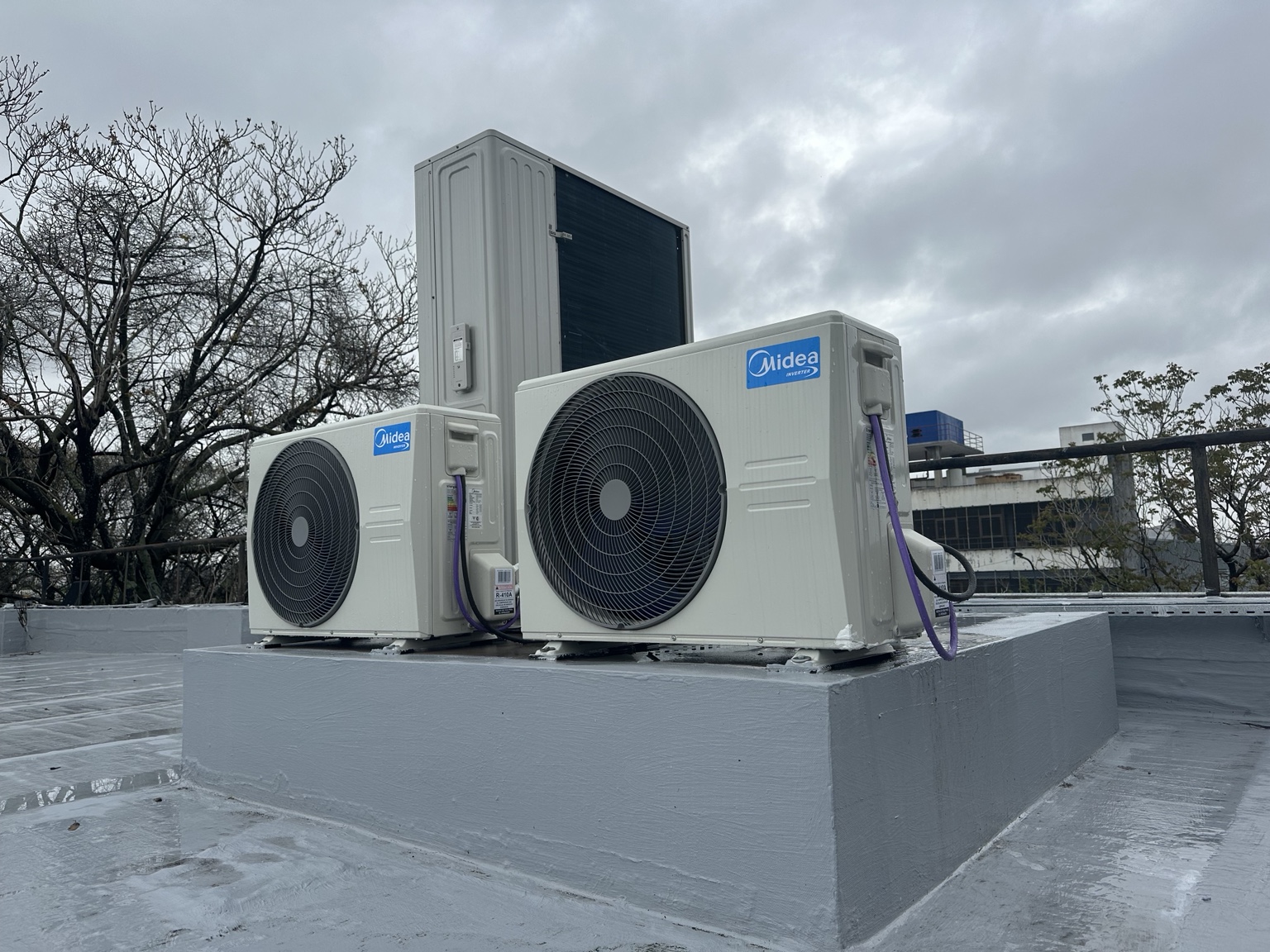 Equipos de climatización Midea instalados en una terraza