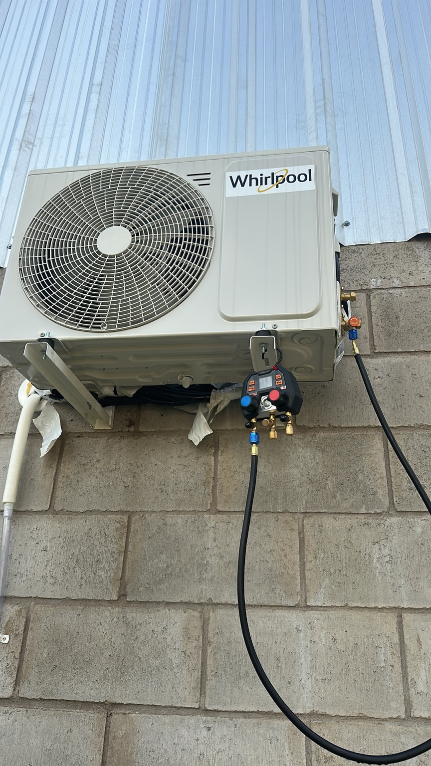 Unidad exterior Whirlpool durante el servicio