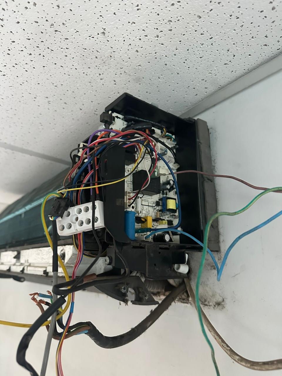 Revisión de la placa electrónica de un equipo split