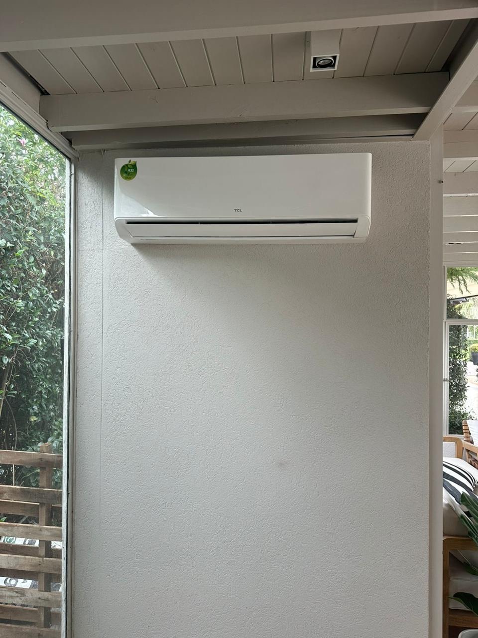 Portada de Split: equipo TCL instalado en pared