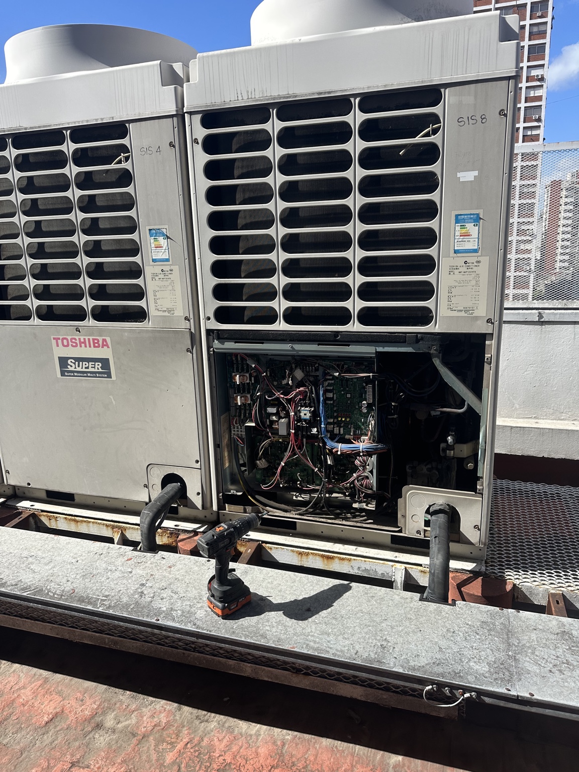 Unidad Toshiba VRF con compartimiento eléctrico abierto