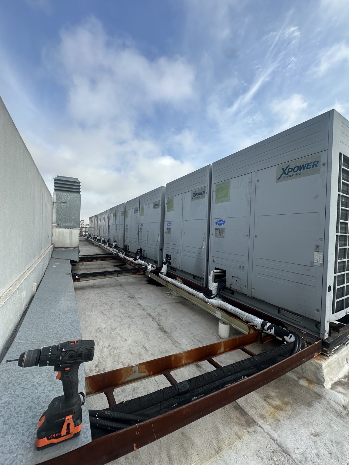 Portada VRF: unidades exteriores Carrier XPower en azotea